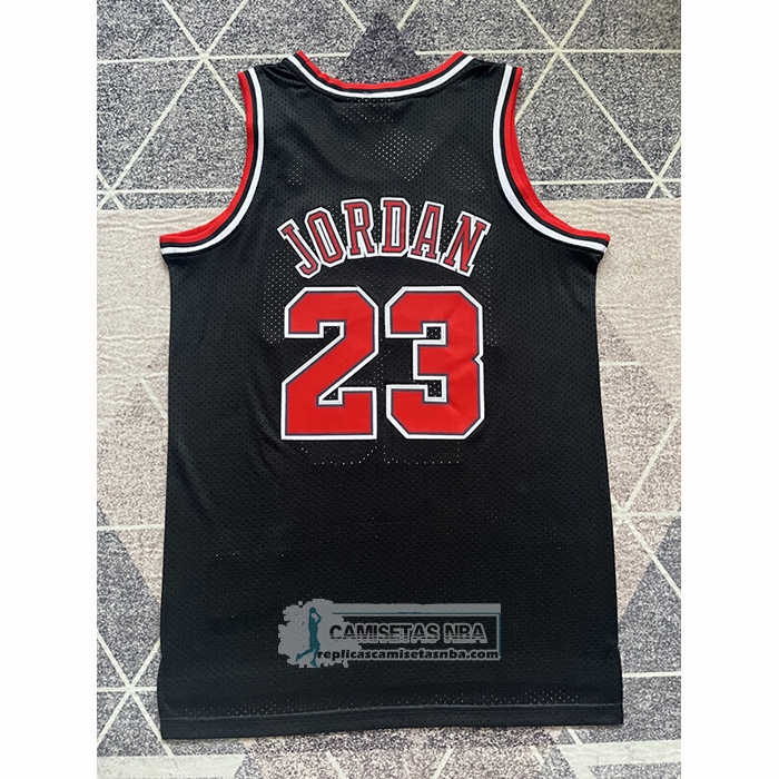 Camiseta Chicago Bulls Michael Jordan NO 23 Mitchell & Ness 1997-98 Negro Firmada